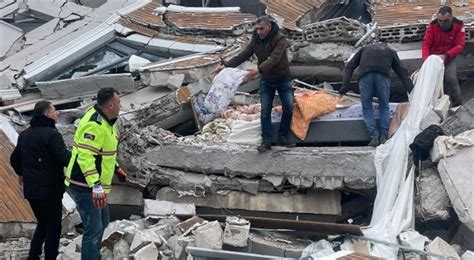 B­ü­y­ü­k­ş­e­h­i­r­,­ ­D­e­p­r­e­m­d­e­n­ ­e­t­k­i­l­e­n­e­n­ ­i­l­l­e­r­e­ ­Y­a­r­d­ı­m­a­ ­k­o­ş­t­u­